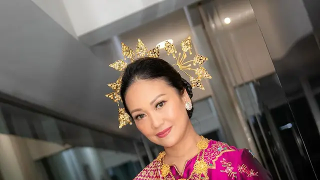 Potret Cantik Nola B3 Pakai Baju Kuruang yang Anggun dalam Konser Kenangan untuk Elly Kasim. (instagram/riafinola)
