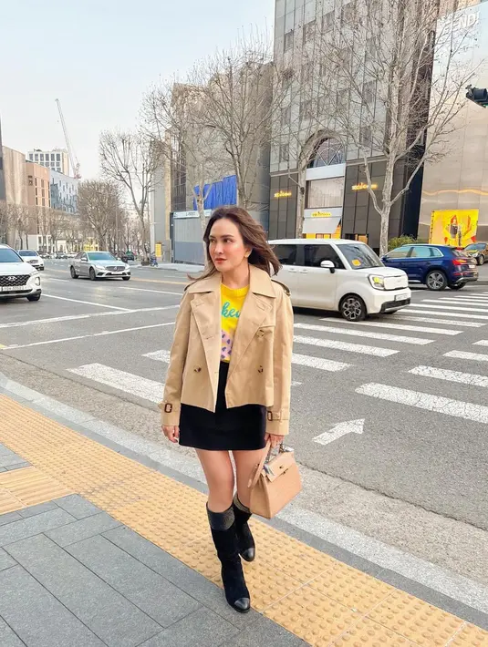 Outfit terang ini dipadukan dengan blazer suede dan sling bag cokelat. [@shandyaulia]