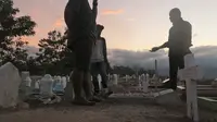 Sejumlah warga yang melakukan ziarah di tempat pemakaman massal korban gempa di Kelurahan Poboya, Palu. (Foto: Liputan6.com/ Heri Susanto).