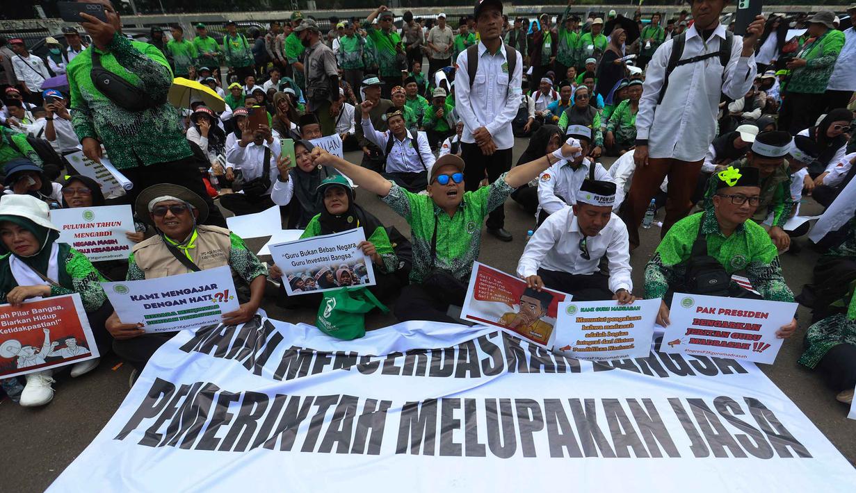 Mereka berharap aksi tersebut mendorong para legislator untuk segera menindaklanjuti aspirasi yang disampaikan melalui pembahasan bersama kementerian terkait, sehingga persoalan status dan kesejahteraan guru madrasah swasta dapat memperoleh kepastian kebijakan. Tampak dalam foto, para guru madrasah swasta dari berbagai daerah di Indonesia saat melakukan aksi unjuk rasa di depan Gedung MPR/DPR/DPD RI, Jakarta, Rabu (11/2/2026). (Kapanlagi.com/Budy Santoso)