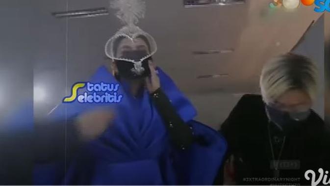 Penampilan totalitas Syahrini di acara HUT SCTV ke-30. (Sumber: YouTube/SCTV)