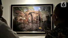 Pengunjung melintas di depan karya foto dalam Pameran Fotografi Cagar Budaya di Museum Nasional, Jakarta, Kamis (3/10/2019). Pameran tersebut diselenggarakan oleh Direktorat Cagar Budaya dan Permuseuman, Kementerian Pendidikan dan Kebudayaan bertema Cagar Budaya Bahagia. (merdeka.com/Iqbal Nugroho)