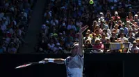 Petenis asal Swiss, Roger Federer, mengalahkan Noah Rubin (AS) pada babak kedua Australia Terbuka 2017 di Rod Laver Arena, Melbourne, Australia, Rabu (18/1/2017). (Bola.com/Twitter/AustralianOpen)