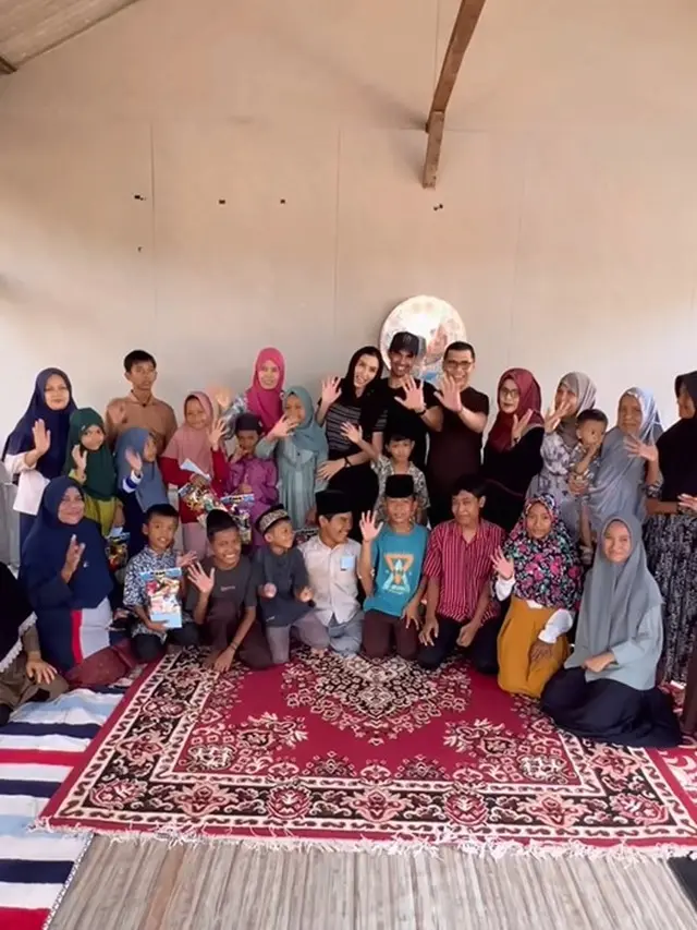 Tyas Mirasih di peternakan ayam suaminya (Instagram/tyasmirasih)