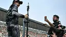 Pembalap Mercedes AMG Petronas, Kimi Antonelli, sukses merebut pole position dalam sesi kualifikasi Formula 1 GP Jepang 2026. Tampak dalam foto, Pembalap Mercedes AMG Petronas asal Italia, Kimi Antonelli, berpose setelah meraih pole position pada sesi kualifikasi Formula 1 GP Jepang 2026 di Sirkuit Suzuka, pada Sabtu (28/3/2026). (Philip FONG/AFP)