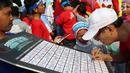 Seorang warga menandatangani dukungan deklarasi siber kreasi melawan hoax saat CFD di Jakarta, Minggu (5/11). Siber kreasi dibentuk dari berbagai komunitas dan elemen masyarakat. (Liputan6.com/Angga Yuniar)