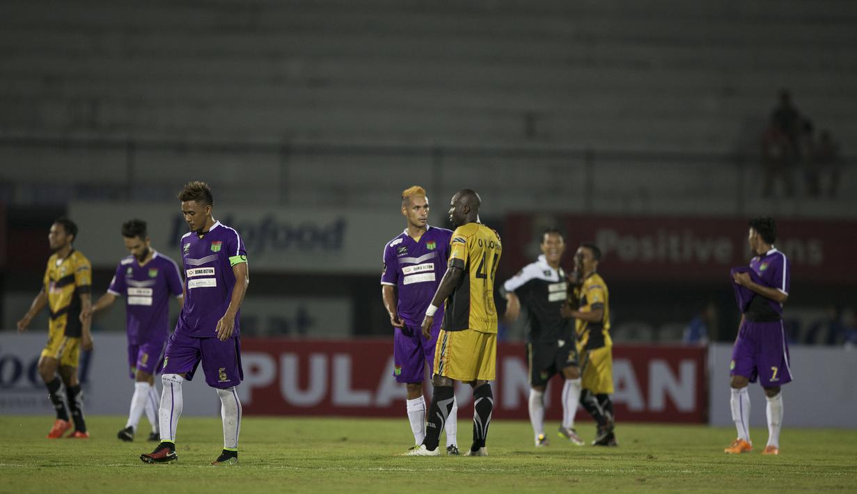 Pemain Mitra Kukar dan Persita bersalaman usai laga Piala Presiden di Stadion Dipta, Bali, Minggu (30/8/2015). (Bola.com/Vitalis Yogi Trisna)