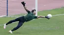 Kiper Timnas Indonesia, Muhammad Ridho, saat mengikuti sesi latihan di Stadion Wibawa Mukti, Jawa Barat, Sabtu (3/11). Latihan ini merupakan persiapan jelang Piala AFF 2018. (Bola.com/M Iqbal Ichsan)