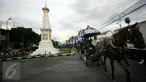 Sejumlah peserta mengikuti kirab dengan menaiki andong melintasi kawasan Tugu ,Yogyakarta,(14/5/2016).Kirab di laksanakan untuk menyambut peringatan ulang tahun satu abad kabupaten sleman.(Boy Harjanto)