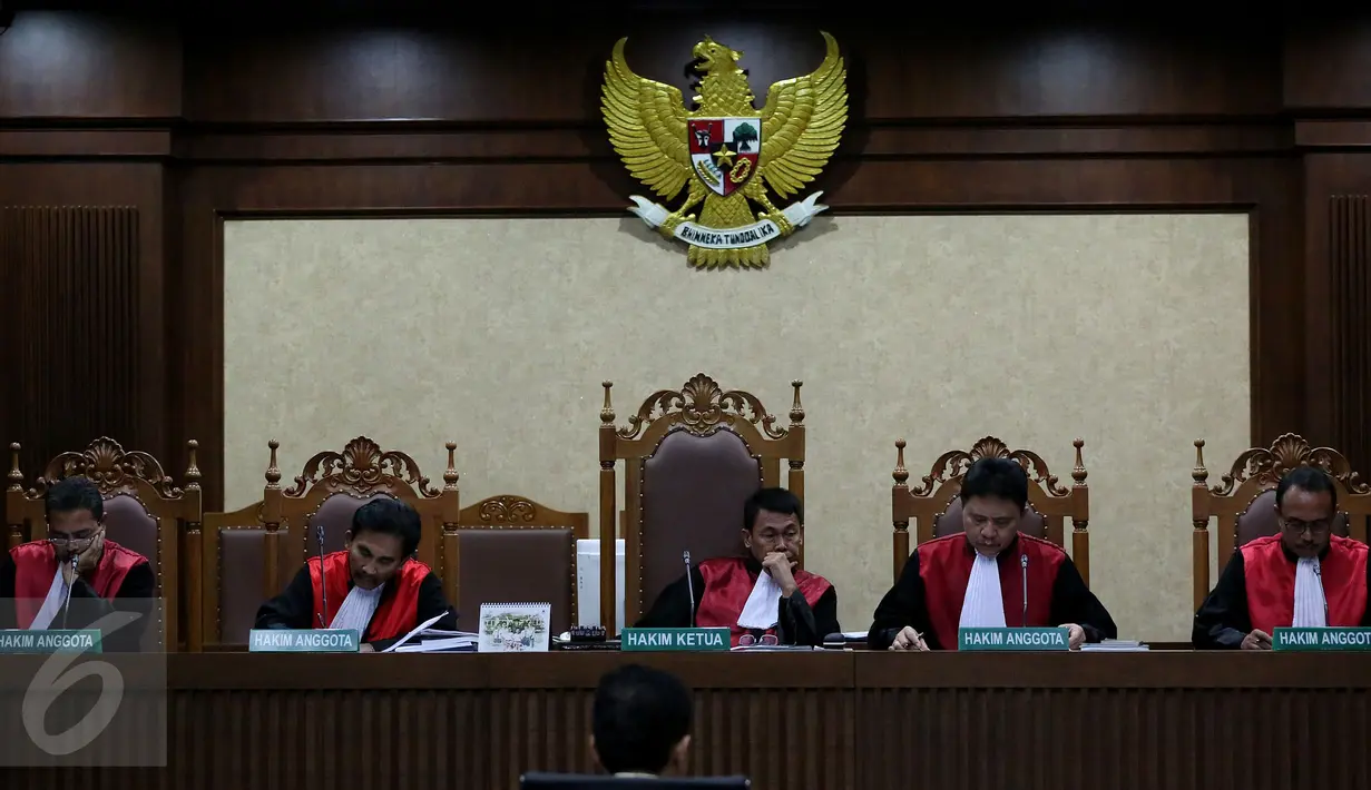 Majelis Hakim mendengarkan nota keberatan yang dibacakan kuasa hukum Irman Gusman dalam sidang lanjutan di Pengadilan Tipikor Jakarta, Selasa (15/11). Sidang beragenda pembacaan eksepsi yang dibacakan pihak kuasa hukum terdakwa. (Liputan6.com/Johan Tallo)