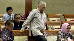 Menteri Perdagangan, Enggartiasto Lukita jelang rapat kerja dengan Komisi VI DPR di Komplek Parlemen, Senayan, Jakarta, Selasa (14/2). Rapat tersebut membahas harga cabe dan daging sapi yang sempat melonjak tinggi. (Liputan6.com/Johan Tallo)