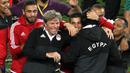 Para pemain dan official Mesir merayakan keberhasilan negaranya lolos ke Piala Dunia 2018 di Stadion Borg El Arab, Alexandria, Senin (8/10/2017). Mesir lolos ke Piala Dunia setelah absen sejak gelaran tahun 1990. (AFP/Tarek Abdel Hamid)
