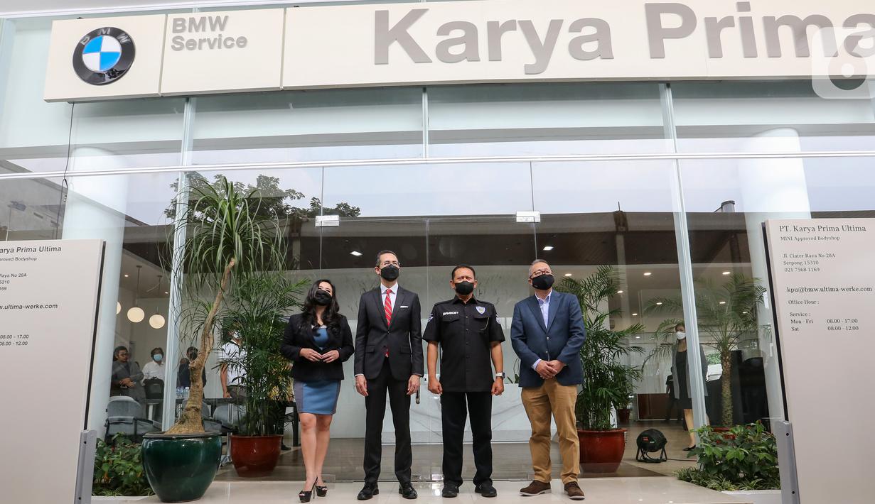 Director of Communications BMW Group Indonesia Jodie O’tania, President Director Ramesh Divyanathan, Ketua MPR RI Bambang Soesatyo dan President Director Karya Prima Ultima - BMW Ultima Peter Anugrah pada pembukaan BMW Ultima, di Tangerang Selatan, Rabu (16/03/2022). (Liputan6.com/Fery Pradolo) 
