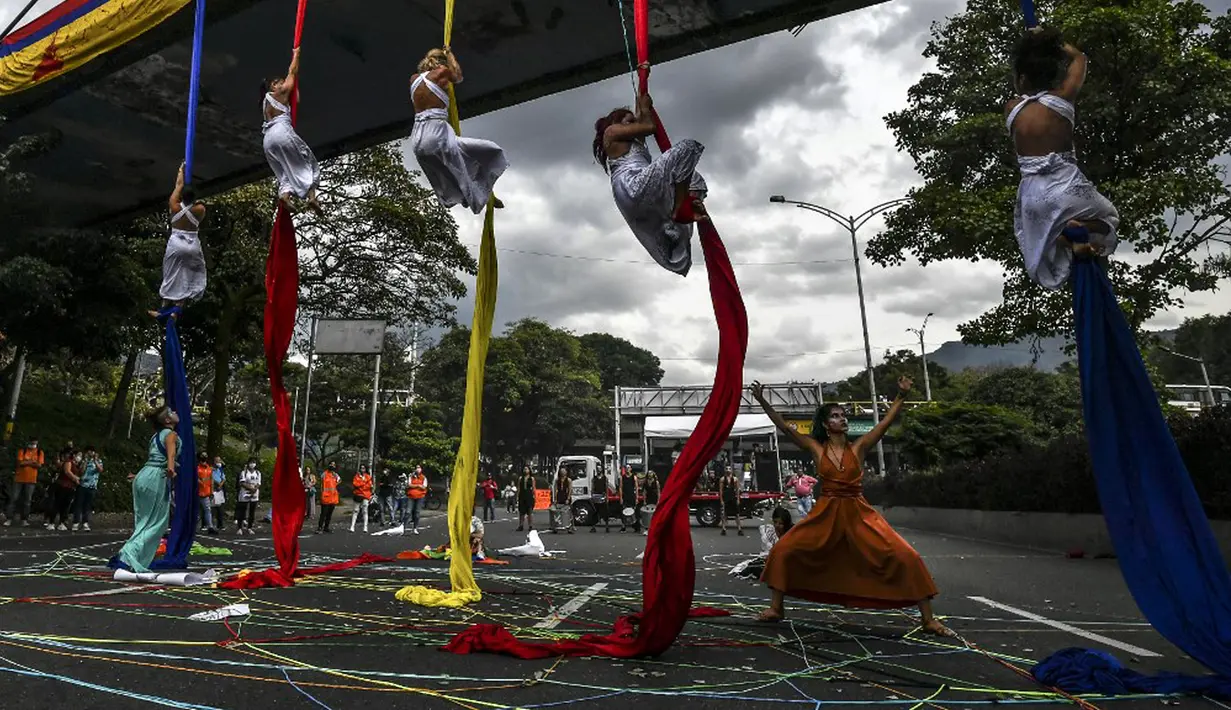 Sejumlah artis tampil pada Hari Hak Asasi Manusia di Medellin, Antioquia, Kolombia, 10 Desember 2021. Hari Hak Asasi Manusia dirayakan tiap tahun oleh banyak negara di seluruh dunia setiap tanggal 10 Desember. (JOAQUIN SARMIENTO/AFP)