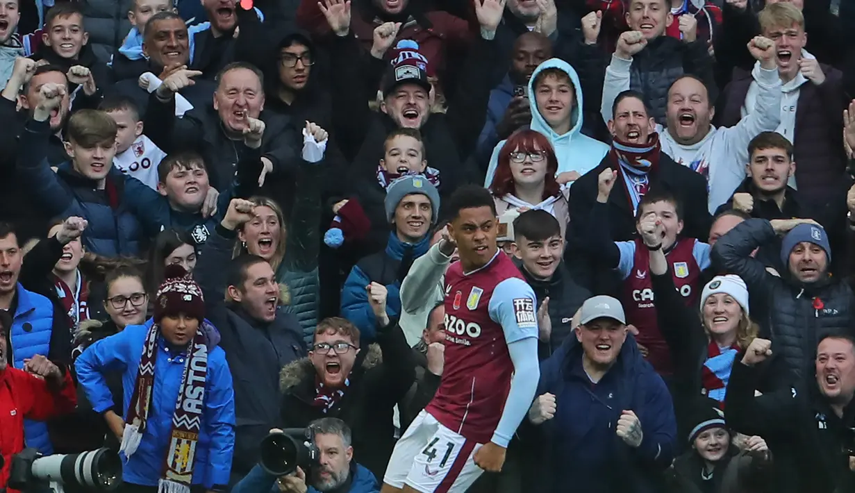 Setelah timnya unggul 2-0, Jacob Ramsey membuat gol bunuh diri di akhir babak pertama. Pada awal babak kedua, Ramsey mencetak gol ketiga yang mengunci kemenangan Villa dan menghantam MU. (AFP/Geoff Caddick)