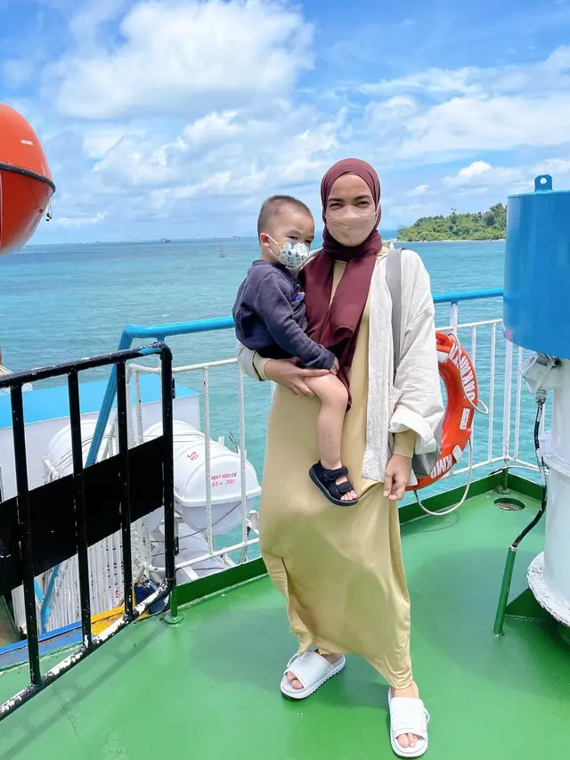 6 Outfit Gamis Ala Tika Bravani, Pemain Serial Sore yang Kini Telah Berhijab