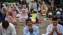 Para jemaah Muslim melaksanakan salat Idul Adha, atau Hari Raya Kurban, di balai kota Surabaya, Jawa Timur pada Rabu 27 Mei 2026. (Juni KRISWANTO/AFP)