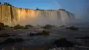 <p>Air terjun tertinggi di Iguazu Falls bernama Devil&rsquo;s Throat atau Tenggorokan Iblis. Air terjun ini memiliki tinggi sekitar 80 meter. (Mariana SUAREZ / AFP)</p>
