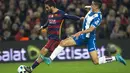 Pemain FC Barcelona,  Arda Turan (kiri) berusaha melewati pemain RCD Espanyol, Chilean Enzo Roco pada laga Copa Del REy leg kedua babak 16 besar di Stadion Power8,  Cornella-El Prat, Barcelona, Spanyol,Kamis (14/1/2016) dini hari WIB.  (EPA/Andreu Dalmau)