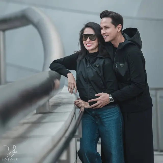 Ussy Sulistiawaty Unggah Momen Mesra dengan Andhika Pratama Rayakan Anniversary ke-13 Tahun Pernikahan (credit: instagram/ussypratama/andhiiikapratama).