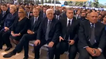 Presiden Palestina Mahmoud Abbas (ketiga kanan) menghadiri upacara pemakaman mantan Presiden Israel, Shimon Peres di Yerusalem, Jumat (30/9). Peres meninggal dunia pada usia 93 tahun, Rabu (28/9) pukul 03.00 waktu setempat. (REUTERS/ Ammar Awad)
