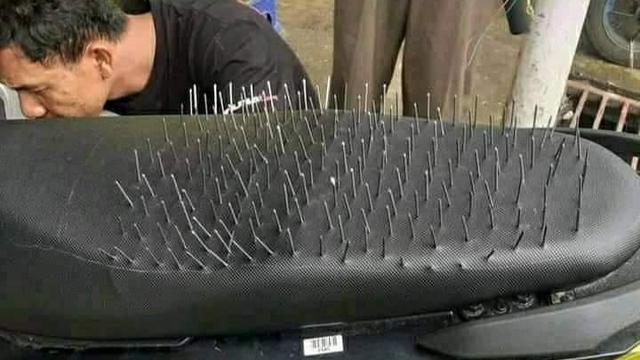 6 Bentuk Jok Motor Berduri Ini Bikin Geleng Kepala, Nyeleneh Banget