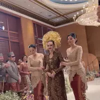 Sedangkan, Hesti dan Medina tampil dengan gaya rambut sanggul modernnya. Untuk Medina menyisakan sedikit poninya. (@medinadinaaa)