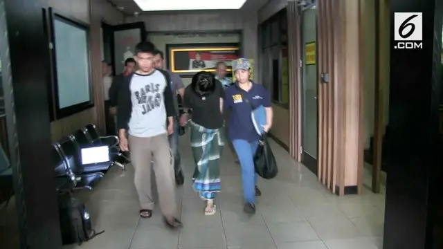 VM (25), wanita tanpa busana yang berbelanja di apotek di bilangan Tamansari, Jakarta Barat, dirujuk ke Rumah Sakit Polri. Dia diamankan semalam oleh pihak kepolisian.