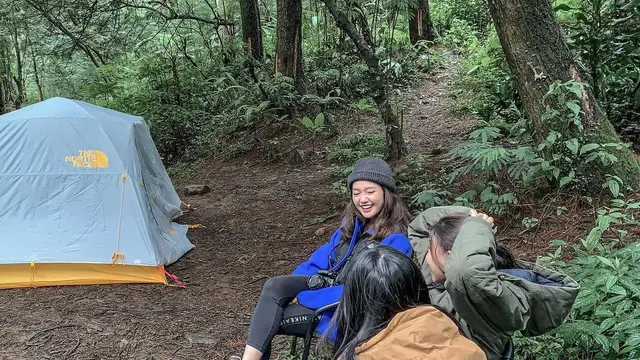 6 Momen Keseruan Chandrika Chika saat Liburan di Gunung Puntang