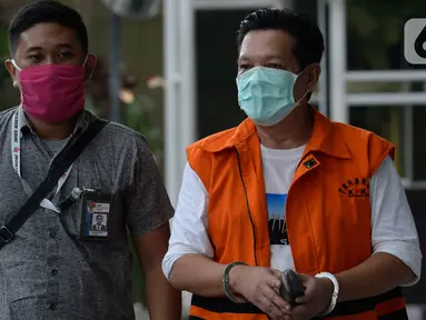 Ketua DPRD Kabupaten Muara Enim, Aries HB dikawal petugas berjalan akan menandatangani perpanjang penahanan oleh penyidik di Gedung KPK, Jakarta, Rabu (27/5/2020). Aries HB terkait dugaan suap proyek-proyek di Dinas PUPR Kabupaten Muara Enim Tahun 2019. (merdeka.com/Dwi Narwoko)