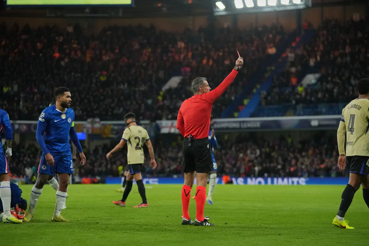 Ronald Araujo (kanan) langsung berjalan keluar lapangan usai mendapat kartu merah di laga Chelsea vs Barcelona di Liga Champions 2025/2026 di Stamford Bridge, Rabu (26/11/2025). (AP Photo/Kin Cheung)