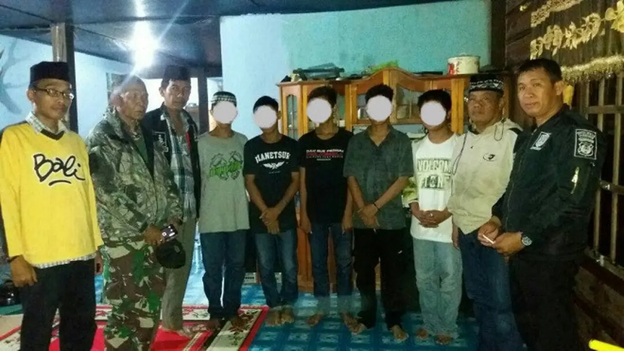 Identitas 5 Pemuda Salat Sambil Berlagak Mabuk Terungkap