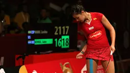 Carolina Marin memeras bajunya yang penuh keringat. Minggu (16/8/2015). (Bola.com/Arief Bagus)