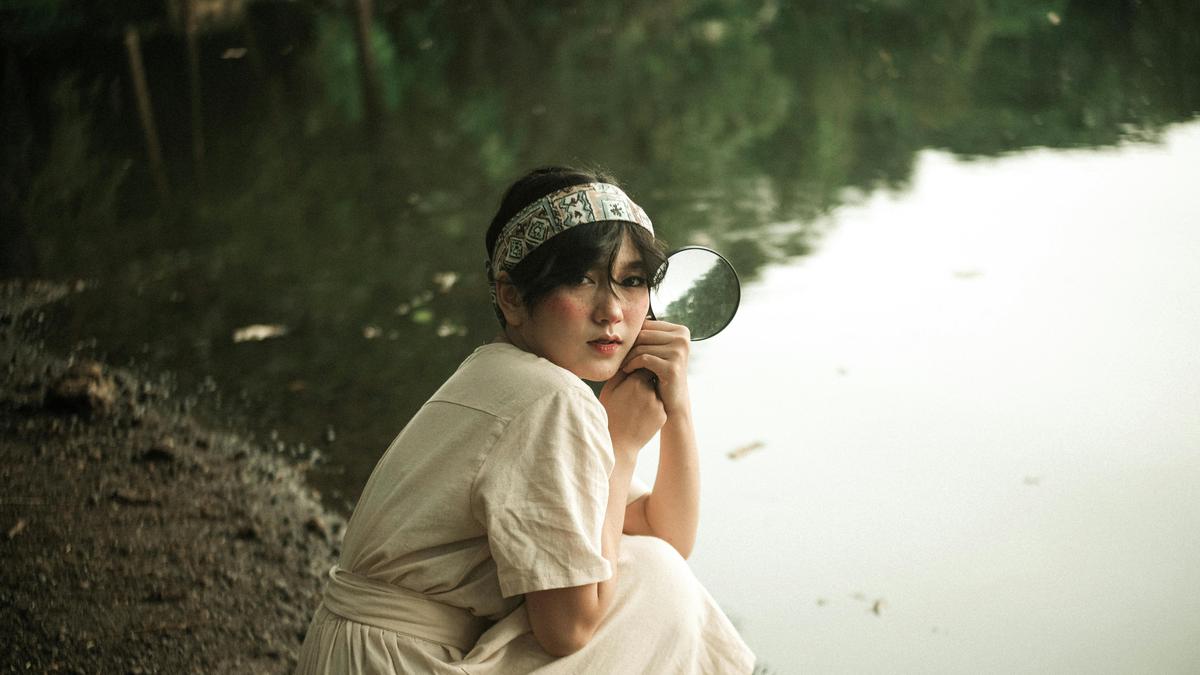 20 Gaya Busana Menawan dengan Bando, Aksesori Simpel Cocok Semua OOTD