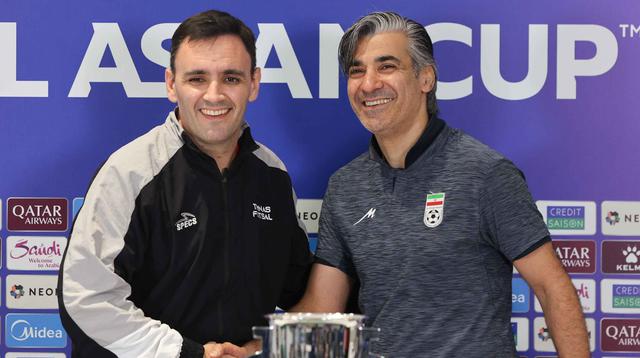 Di final, skuad Garuda Asia akan menantang Iran pada laga yang akan berlangsung di Indonesia Arena, Kompleks Gelora Bung Karno, Senayan, Jakarta, Sabtu (7/2/2026). Tampak dalam foto, pelatih Timnas Futsal Indonesia, Hector Souto (kiri) dan dan Pelatih Timnas Futsal Iran, Vahid Shamsaei, bersalaman usai memberi keterangan terkait laga final Piala Asia 2026 di Indonesia Arena, Kompleks Gelora Bung Karno, Senayan, Jakarta, Jumat (6/2/2026). (Bola.com/M Iqbal Ichsan)