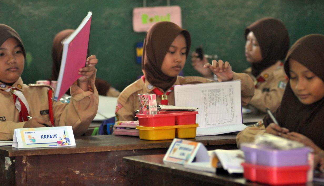 Siswa-siswi SDN 05 dan 07 Cipinang Melayu Kecamatan Makasar, Jakarta terlihat antusias mengikuti rangkaian uji coba atau simulasi program makan siang gratis. (merdeka.com/Imam Buhori)