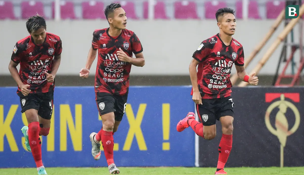 Para pemain PSG Pati merayakan gol ke gawang Hizbul Wathan FC yang dicetak Dadang Apridianto (kanan) dalam laga matchday ke-10 Grup C Liga 2 2021/2022 di Stadion Manahan, Solo, Selasa (30/11/2021). (Bola.com/Bagaskara Lazuardi)