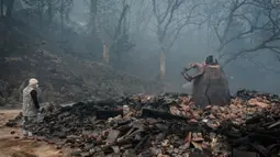Sebuah kuil kuno, Gounsa, di Uiseong, Korea Selatan, hancur total akibat kebakaran hutan yang terus berkobar di wilayah tersebut. (YASUYOSHI CHIBA/AFP)