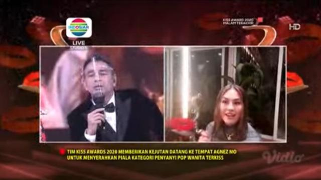 Agnez Mo menerima piala Kiss Awards 2020 saat sedang nyalon. (Vidio.com)