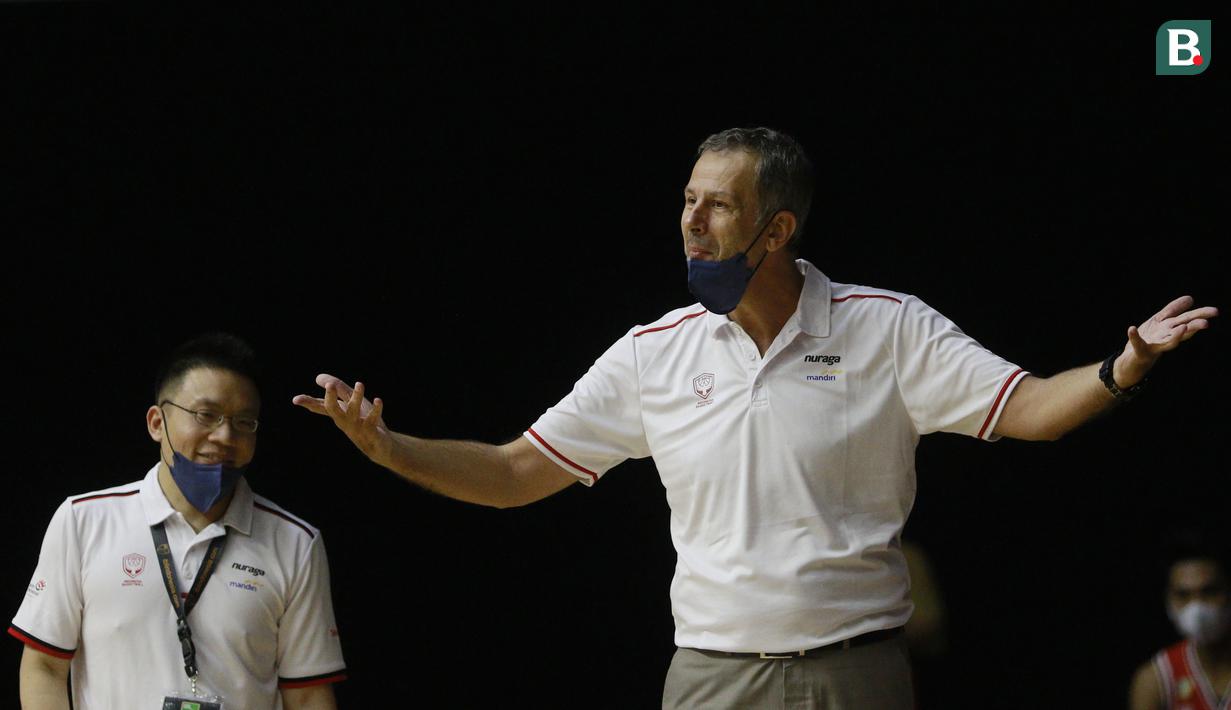 Meski keunggulan sempat menipis lagi, anak asuh Milos Pejic berhasil bermain lepas dan menutup laga menjadi 58-53. (Bola.com/M Iqbal Ichsan)