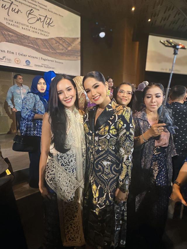 6 Adu Gaya Annisa Pohan dan Beby Tsabina Hadiri Acara Tutur Batik, Elegan Berbatik