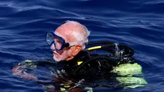 Ray Woolley menyelam menjelajahi bangkai kapal Zenobia yang karam di Teluk Larnaca, Siprus, 31 Agustus 2019. Veteran Perang Dunia II berusia 96 tahun ini merayakan ulang tahunnya dengan memecahkan rekor sebagai penyelam scuba aktif tertua untuk tahun ketiga berturut-turut. (AP/Philippos Christou)