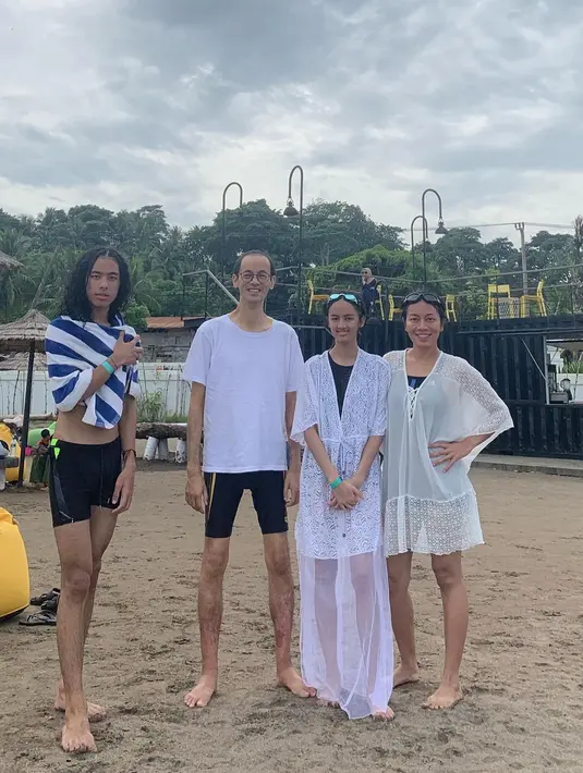 Potret Reza Gunawan dan keluarga saat berlibur di Anyer pada 18 Juli 2022 lalu. (Foto: Instagram/ deelestari)