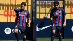 Hector Bellerin dan Marcos Alonso resmi menandatangani kontrak bersama Barcelona pada hari-hari terakhir jendela pasar transfer musim panas dibuka.&nbsp;(Photo by Josep LAGO / AFP)