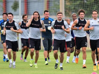 Mantan Kapten Liverpool dan Timnas Inggris, Steven Gerrard, memulai petualangannya bersama klub anggota MLS, LA Galaxy, dengan mengikuti sesi latihan perdana di Carson, California, AS. Rabu (8/7/2015) pagi WIB. (AFP PHOTO/Frederic J. Brown)