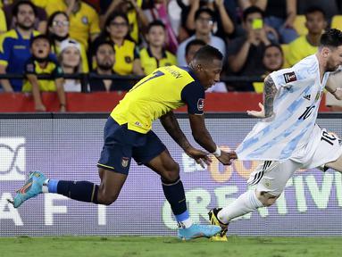 Ekuador dan Argentina bermain imbang 1-1 dalam partai terakhir Kualifikasi Piala Dunia 2022 Zona Conmebol yang digelar di Estadio Monumental Banco Pichincha, Guayaquil, Rabu (30/3/2022). (Franklin Jacome/Pool via AP)
