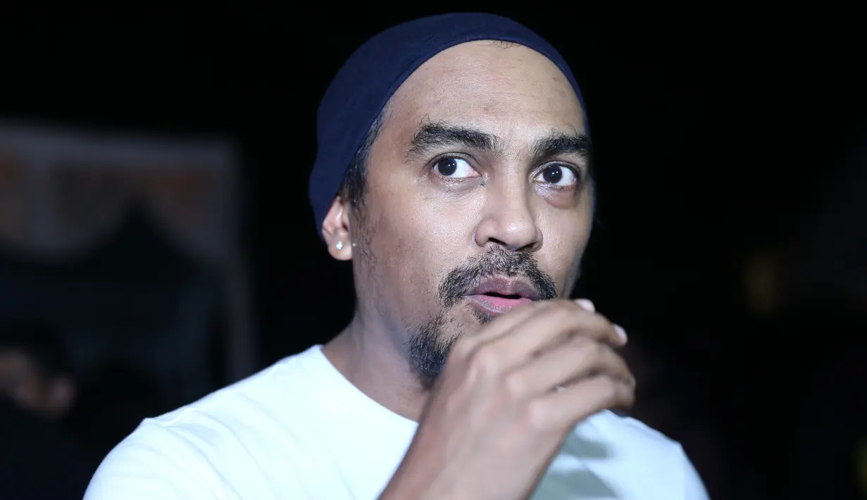 "Dia pernah ngomong (mau menikah), waktu di Bali. Saya enggak bisa ngomong, banyak lah. Saya anggap Mike hari ini, dia manggil banyak teman untuk ngumpul," ucap Glenn Fredly. (Nurwahyunan/Bintang.com)