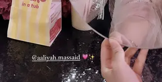 Sarah Menzel dan Aaliyah Massaid hadir di Aqiqah anak kedua Aurel dan Atta Halilintar. Keduanya pun tampil bernuansa pastel. [@ssarah_menzel]