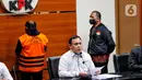 Ketua KPK Firli Bahuri memberikan keterangan pers tentang penahanan Bupati nonaktif Mamberamo Tengah Ricky Ham Pagawak di Gedung Merah Putih KPK, Jakarta, Senin (20/2/2023). Ricky Ham Pagawak diproses hukum atas kasus dugaan suap dan penerimaan gratifikasi terkait pelaksanaan berbagai proyek di Pemkab Mamberamo Tengah, Provinsi Papua, serta Tindak Pidana Pencucian Uang (TPPU). (Liputan6.com/Angga Yuniar)