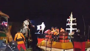 Detik-detik Delapan Penumpang Bertahan di Atas Kapal yang Tenggelam